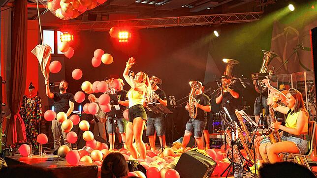 Nenas Song ist hier wörtlich zu nehmen: 99 Luftballons oder auch viel mehr auf der Bühne der Wollmatinger Halle.
