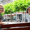Sabine Hellner (links) und Nina Hanstein von der Tourismus- und Stadtmarketing Radolfzell GmbH auf dem Radolfzeller Marktplatz. Ab ...