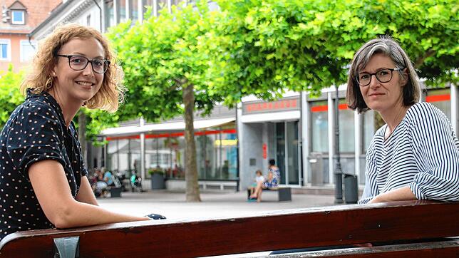 Sabine Hellner (links) und Nina Hanstein von der Tourismus- und Stadtmarketing Radolfzell GmbH auf dem Radolfzeller Marktplatz. Ab ...