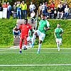Jallow Saja vom FC Pfaffenweiler (links, rotes Trikot) im Kampf um das runde Leder mit Yannick Siegle von der DJK Villingen.