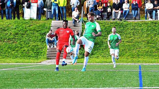 Jallow Saja vom FC Pfaffenweiler (links, rotes Trikot) im Kampf um das runde Leder mit Yannick Siegle von der DJK Villingen.