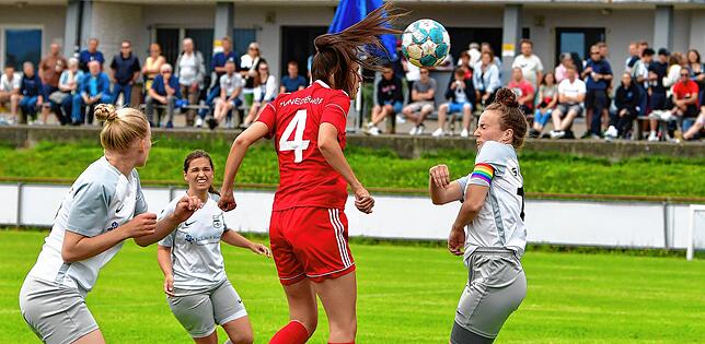 Kopfballtor: Jil Lehnen trifft im Hinspiel der Aufstiegsrelegation gegen die SG Ebnet.