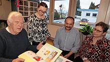 Josef Vogt (links) hat in zwei dicken Bänden viele SÜDKURIER-Artikel zusammengetragen. Flora Bibic, 16 Jahre, schaut interessiert, was ...