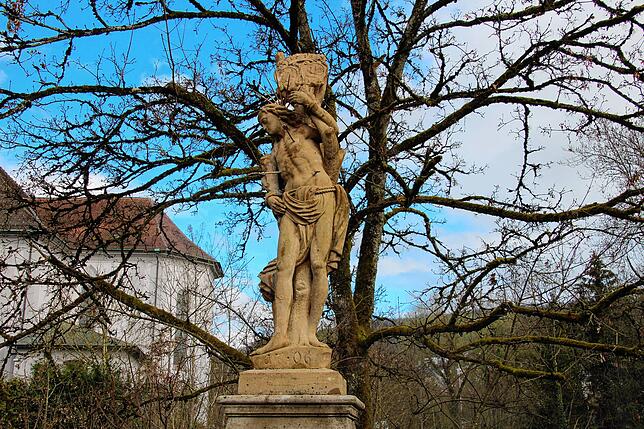 Eine Heiligenstatue nach dem Putz.