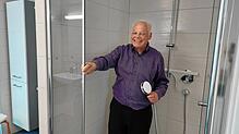 Eine schwellenlose Dusche, die Platz für zwei Personen bietet, damit eine Pflegeperson den Bewohner duschen kann: Das ist der Idealfall, ...