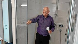 Eine schwellenlose Dusche, die Platz für zwei Personen bietet, damit eine Pflegeperson den Bewohner duschen kann: Das ist der Idealfall, ...