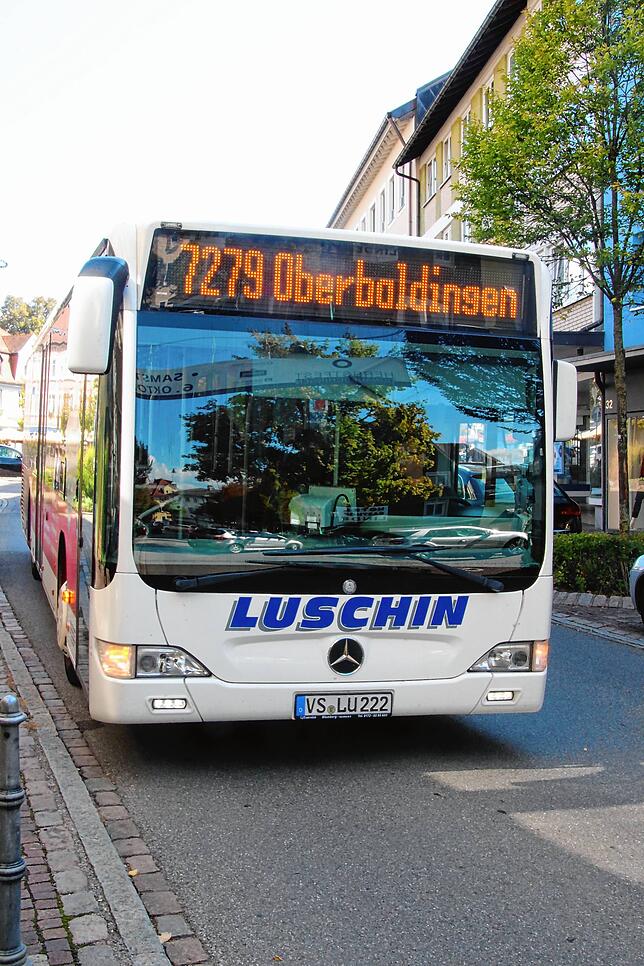 Der Bus mit der Nummer 7279 befördert die Fahrgäste von Doanueschingen bis nach Öfingen.