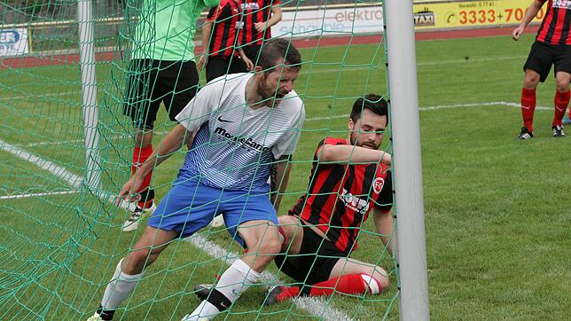 Torjubel: Gleich fünf Mal durfte Timo Bernauer (links, gegen den Bad Säckinger Felix Forstmeyer) beim 9:0 der Spvgg. Brennet-Öflingen ...