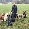 Gaby Schenk verdient ihr Geld damit, dass sie Hunde zweimal am Tag ausführt. Inzwischen betreut sie über 30 Hunde. Mit Gassi gehen ...