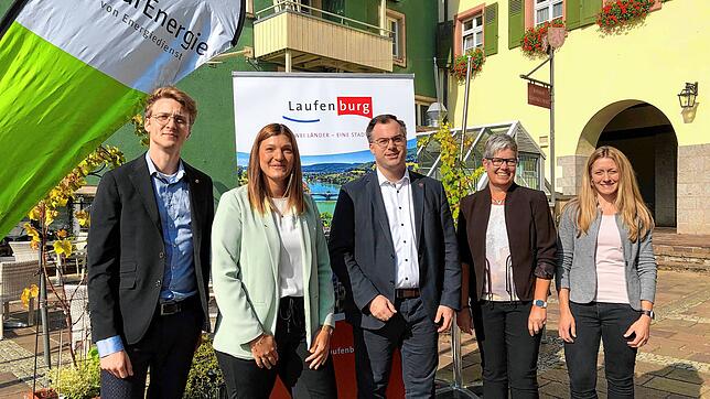 Die Stadtwerke Laufenburg stellen den Stromvertrieb ein, die Energiedienst AG übernimmt. Im Bild von links: Oliver Maicher und Sarah ...