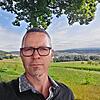 Konrad Leber (48) an einem beliebten Aussichtspunkt, hinter ihm ist Dettighofen zu sehen. Hier ist er zuhause und bringt sich auch in ...
