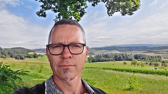 Konrad Leber (48) an einem beliebten Aussichtspunkt, hinter ihm ist Dettighofen zu sehen. Hier ist er zuhause und bringt sich auch in ...