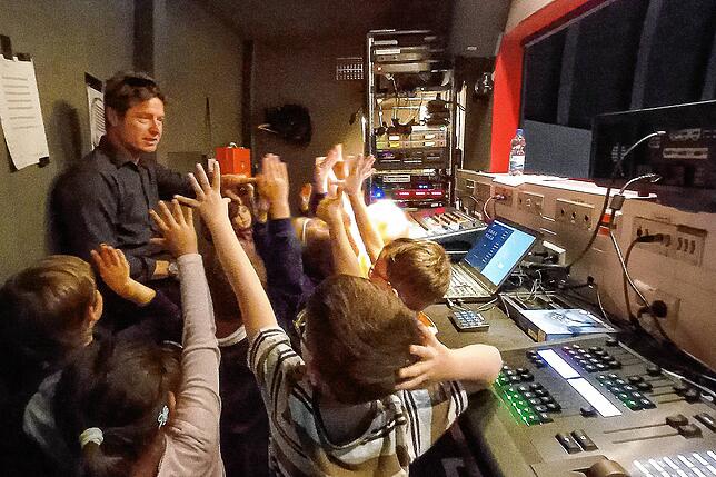 Markus Rohn erklärt die Funktion des Technikraums im Kiesel.