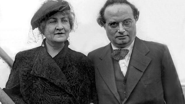 Flüchteten vor den Nazis 1940 zu Fuß über einen Pyrenäen-Pfad: Franz Werfel (1890-1945) mit seiner Frau Alma Mahler-Werfel (1879-1964). ...
