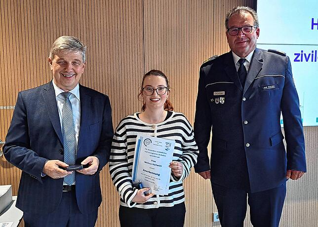 Melissa Hartwich (Mitte) versorgte einen Verletzten bei einer Schlägerei.
