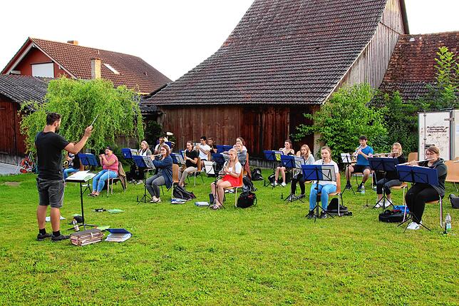 Bild 1: Die erste Musikprobe nach dem Lockdown im privaten Garten des früheren Ortsvorstehers