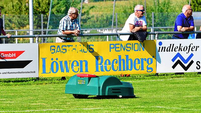 Angriff auf dem linken Flügel &ndash; die Zuschauer merken erstmal noch nichts...