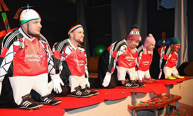 Die zweite Mannschaft als „HSV-Bambinis“ hatte die Lacher mit ihrem urigen Auftritt auf ihrer Seite.