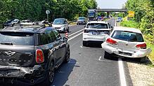 Vor dem Mauernriedtunnel bei Eriskirch stießen am Montag gegen 12.45 Uhr vier Fahrzeuge zusammen. Es haben sich lange Staus in beide ...