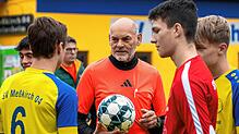 Anton Spohn ist seit 40 Jahren Schiedsrichter. Er leitet an den Wochenenden auch Jugendspiele, wie hier im Jahnstadion in Meßkirch beim ...