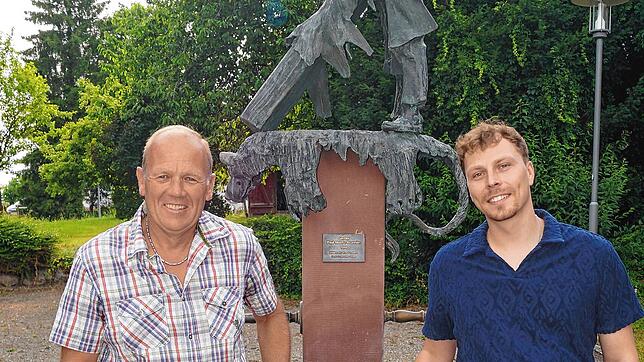 Heino Harmsen und Sven Manefeld lehnen noch am Dorfbrunnen, bevor sie und ihr Team beim Dorffest alle Hände voll zu tun haben. Foto: ...