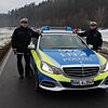Werner Hepp und Sascha Hoffmann vor ihrem Streifenwagen. Sogar kleine Unfälle ohne nennenswerte Schäden sind oft zeitintensiv und binden ...