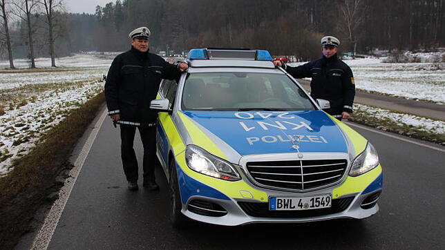 Werner Hepp und Sascha Hoffmann vor ihrem Streifenwagen. Sogar kleine Unfälle ohne nennenswerte Schäden sind oft zeitintensiv und binden ...