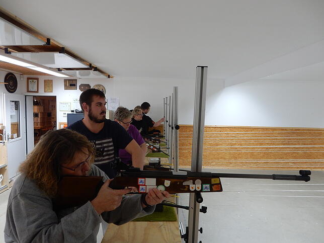 Stolze 181 Einzelstarter nahmen mit dem Luftgewehr die kleinen Scheiben ins Visier. Im Bild (von links): Marion Bauer, Nils Pietruszka, ...