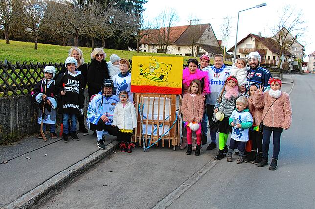 Eine Gruppe Eishockeyspieler samt weiblichem Anhang ist ebenfalls beim Umzug i Neudingen vertreten.