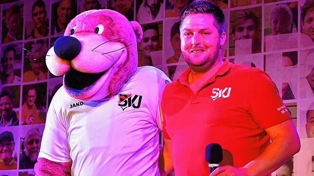 Gute Freunde: &bdquo;Fabs&ldquo;, das neue Maskottchen des SV Jestetten und sein &bdquo;Pate&ldquo; Daniel &bdquo;Steini&ldquo; ...