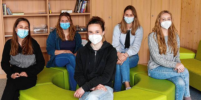 Endlich geschafft! Nach der ersten schriftlichen Abiturprüfung sind diese Schülerinnen der Konstanzer Gemeinschaftsschule Gebhard ...
