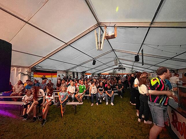 Bild 6: Zwischen Musik und EM – Der Freitag beim Dorffest Lienheim