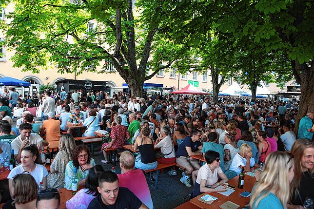 Bild 19: Bilder vom Weinfest Konstanz 2024: Feiern auf dem Stephansplatz
