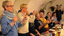 Die Teilnehmer haben beim Schnupperabend des Bodensee Medley Chors unter dem Motto „Schnitzel, Chor und Pommes“ im Gasthof Krone Spaß am ...