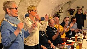 Die Teilnehmer haben beim Schnupperabend des Bodensee Medley Chors unter dem Motto „Schnitzel, Chor und Pommes“ im Gasthof Krone Spaß am ...