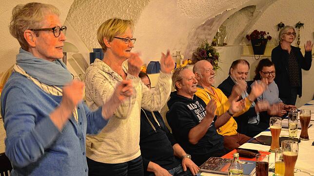 Die Teilnehmer haben beim Schnupperabend des Bodensee Medley Chors unter dem Motto „Schnitzel, Chor und Pommes“ im Gasthof Krone Spaß am ...