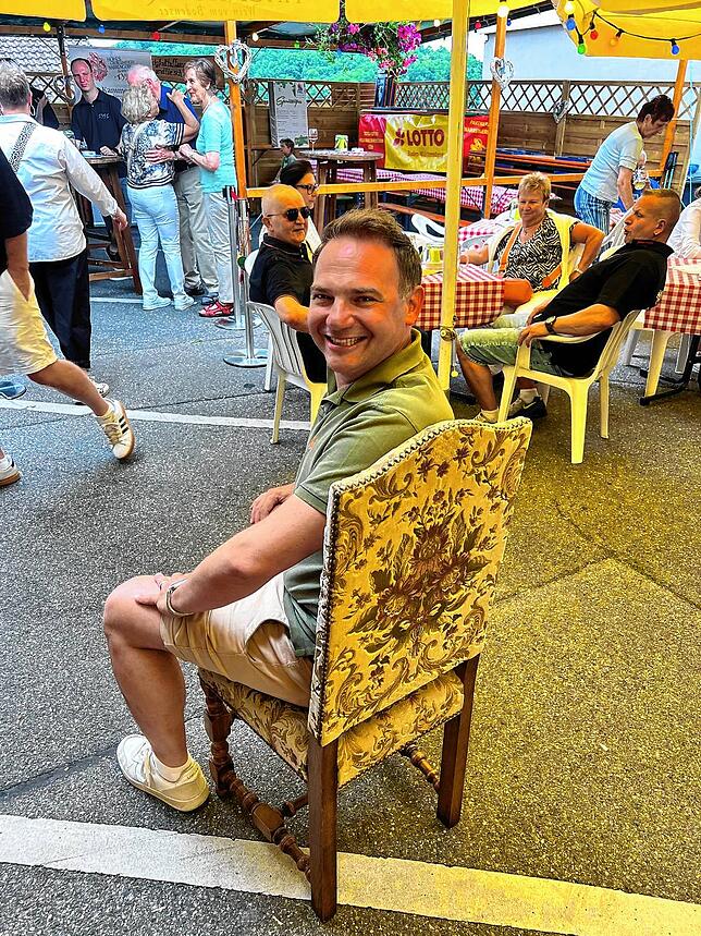 Probesitzen auf dem Stuhl des Stockacher Narrengerichts. Der Narrenfreund Gregor Bantle holte ihn mit seinem Cabrio ab und fuhr den ...