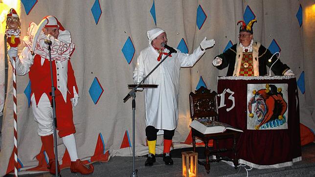 Narrenbüttel Matthias Stolp, Narrenwirt Roland Drews und Narrenrichter Jürgen Koterzyna beim Fasneteröffnen vor der festlich dekorierten ...