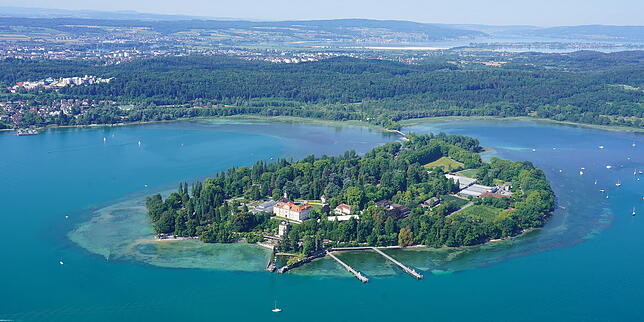 (Archivbild) Baden, grillen, sonnen, trinken – im Sommer ist die Bucht rechts zwischen Insel Mainau und dem Litzelstetter Ufer bei ...