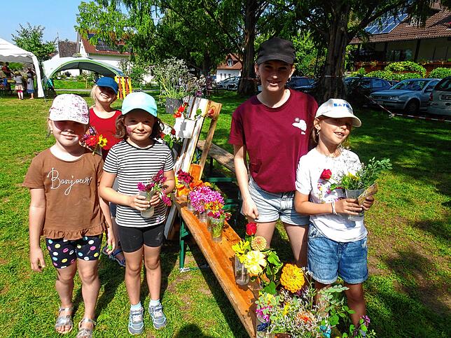 Im Blumenladen können die Kinder mit ihren Knöpfen Blumen kaufen. So manche Mama freute sich beim Abschlussfest darüber.