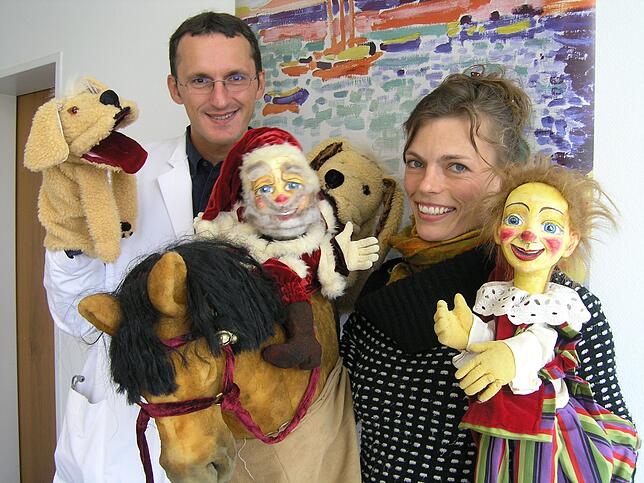 2006:irmi Wette mit ihren Puppen in der Kinderklinik in Furtwangen. Links der damalige Chefarzt Peter Gessler.