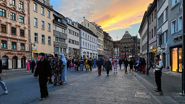 Der Schmotzige Dunschtig 2022 neigt sich dem Ende zu. Die Mäschgerle auf der Marktstätte werden weniger.