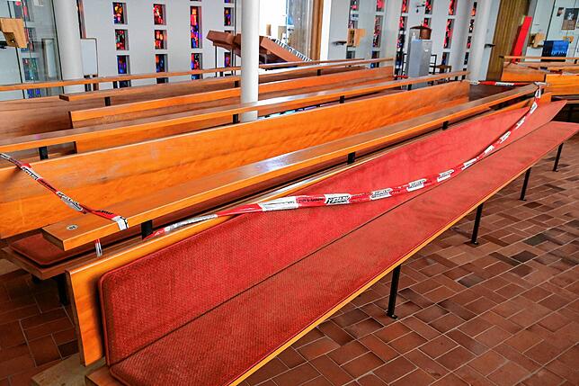 Teile der Kirchenbänke sind aus Sicherheitsgründen abgesperrt.