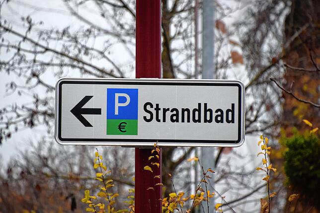 Hinweis auf den Strandbad-Parkplatz: Das Euro-Symbol mit Grün weist auf günstiges Parken hin.
