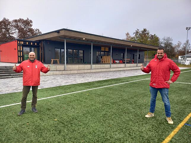 Das neue Schmuckkästchen des SSC Donaueschingen ist von außen schon fast fertig. Vereinsvorsitzender Kai Sauser (rechts) und ...