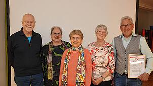 Seit 40 Jahren sind Heiner Obergfell, Gudrun Gisler sowie Monika Schuhnicht im Turnverein Mönchweiler und freuen sich mit Renate Apelt ...