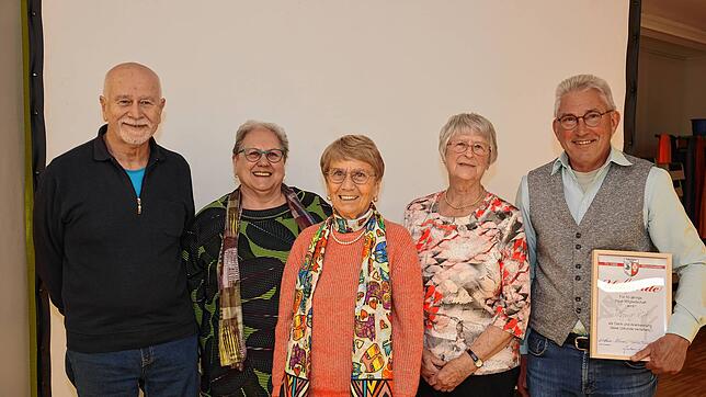 Seit 40 Jahren sind Heiner Obergfell, Gudrun Gisler sowie Monika Schuhnicht im Turnverein Mönchweiler und freuen sich mit Renate Apelt ...