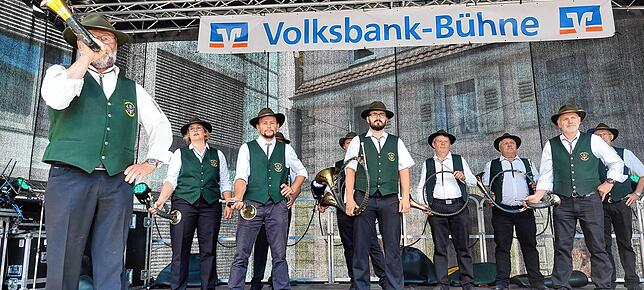 Bild 19: Am Sonntag strömen die Besucher nur so nach Meßkirch