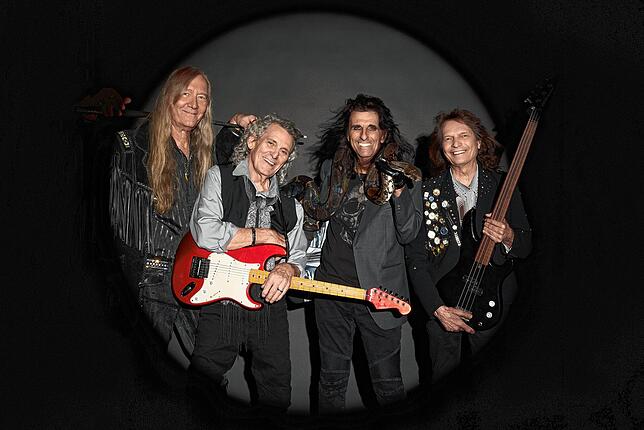 Alice Cooper (Zweiter von rechts) mit seiner Band.