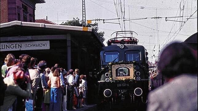 Archivbild von der Einfahrt des Eröffnungszuges im Bahnhof Villingen am 28. August 1975.